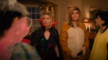 Combinaison florale Zara portée par Ursula Flynn (Eva Birthistle) comme on le voit dans Bad Sisters (S02E05)