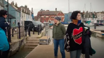 El Amor Lento El Jersey de los Corazones Jóvenes usado por Becka Garvey (Eve Hewson) como se ve en Bad Sisters (T02E05)