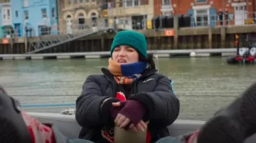 Iets Frans... Chaqueta acolchada Riley de los 90 resistente al agua reciclada usada por Becka Garvey (Eve Hewson) como se ve en Bad Sisters (T02E05)