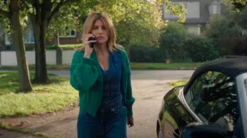 Irelands Eye Clover Cropped Aran Cardigan Green Marl usado por Eva Garvey (Sharon Horgan) como se ve en Bad Sisters (T02E05)