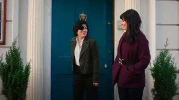 ME+EM Chaqueta militar corta de gamuza en verde oliva oscuro usada por Bibi Garvey (Sarah Greene) como se ve en Bad Sisters (T02E06)