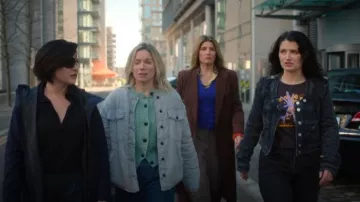Chaqueta de mezclilla acolchada con bolsillos de parche Allsaints Clark usada por Ursula Flynn (Eva Birthistle) como se ve en Bad Sisters (S02E07)