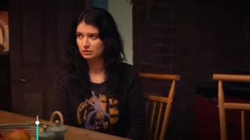 Deus Ex Machina Top de manga larga para mujer Unhenged Antracita usado por Becka Garvey (Eve Hewson) como se ve en Bad Sisters (S02E07)