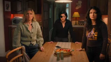 Cárdigan de Aran de lana recortada de Aran usado por Ursula Flynn (Eva Birthistle) como se ve en Bad Sisters (T02E07)