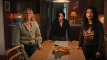 Cárdigan de Aran de lana recortada de Aran usado por Ursula Flynn (Eva Birthistle) como se ve en Bad Sisters (T02E07)