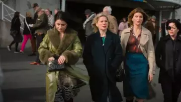 Kurt Geicer London Kensington Eye Leather Wallet Crossbody porté par Becka Garvey (Eve Hewson) comme on le voit dans Bad Sisters (S02E07)