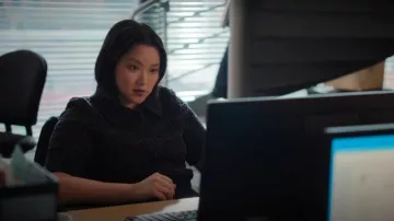 Cárdigan de punto COS Pointelle usado por Una Houlihan (Thaddea Graham) como se ve en Bad Sisters (T02E07)