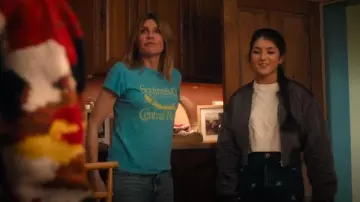 Camiseta gráfica de Mother The Sinful usada por Eva Garvey (Sharon Horgan) como se ve en Bad Sisters (T02E08)