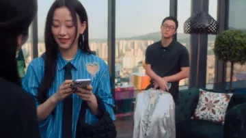 Micro bolso acolchado Cos usado por Yuri (Gia Kim) como se ve en XO, Kitty (S02E08)