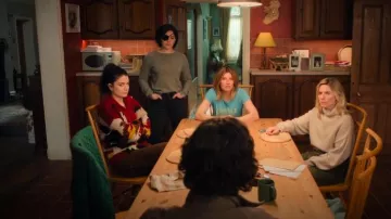 Jersey de Ba & Sh Chiho usado por Becka Garvey (Eve Hewson) como se ve en Bad Sisters (T02E08)