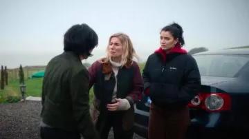 Chubasquero de algodón encerado Barbour Luss usado por Ursula Flynn (Eva Birthistle) como se ve en Bad Sisters (T02E08)