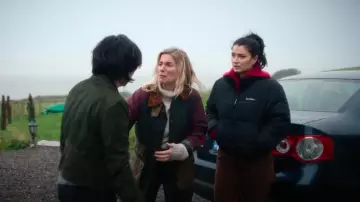 Chubasquero de algodón encerado Barbour Luss usado por Ursula Flynn (Eva Birthistle) como se ve en Bad Sisters (T02E08)