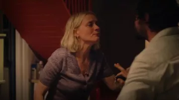 Whistles Cárdigan Twist de manga corta azul usado por Grace Williams (Anne-Marie Duff) como se ve en Bad Sisters (T02E08)