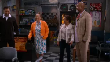 Polo court à rayures Rag & Bone Viola porté par Lucretia Turner (Wanda Sykes) comme on le voit dans The Upshaws (S06E10)