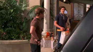 Polo Earl azul marino original de Penguin usado por Seth Cohen (Adam Brody) como se ve en The O.C. (S01E06)