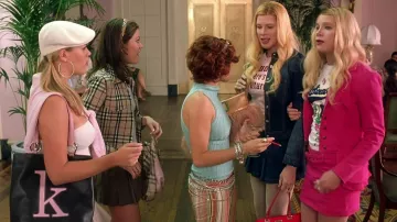 Bolso Paradox de piel sintética con la inicial de la letra K Monogram en negro rosa usado por Karen (Busy Philipps) en blanco Chicks