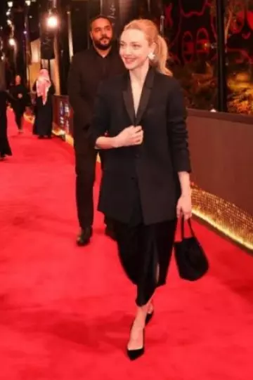 Giorgio Armani Décolleté Talons portés par Amanda Seyfried au concert Life is a Dream le 17 janvier 2025
