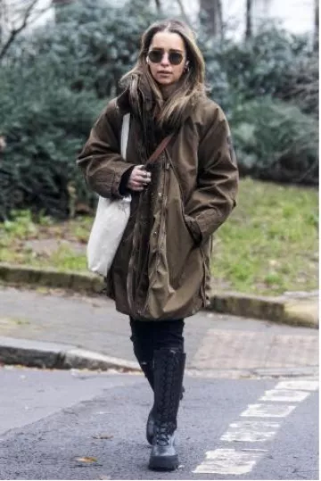 Moncler Vail Cuir Lacets Bottes Genoux portés par Emilia Clarke à Londres le 17 janvier 2025