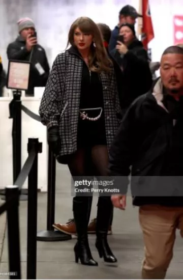 Mono de Chanel usado por Taylor Swift en el partido Kanas City Chiefs vs Houston Texans el 18 de enero de 2025