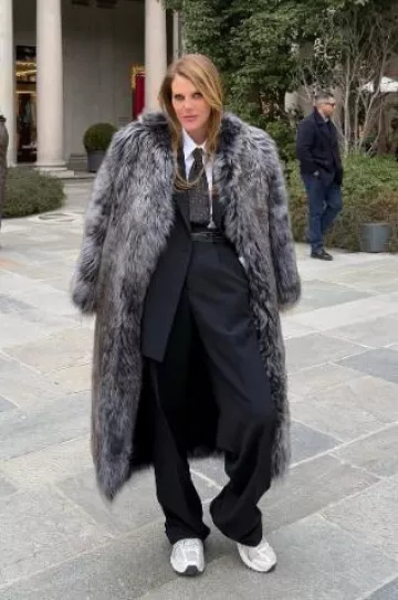 Giorgio Armani Manteau à capuche en fausse fourrure porté par Anna Dello Russo lors de la présentation de Brioni le 18 janvier 2025