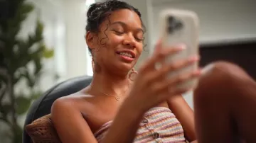 American Eagle Ribbed Tube Top porté par le lac Rucker comme on le voit dans Southern Hospitality (S03E03)