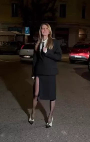 Jupe Stella McCartney à fente latérale en noir portée par Anna Dello Russo au dîner cocktail Bof le 18 janvier 2025