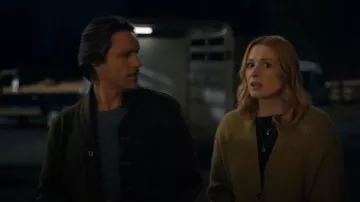 Suéter de cárdigan de lana de alpaca Vince usado por Melinda Monroe (Alexandra Breckenridge) como se ve en Virgin River (S06E01)