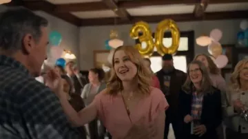 Teoría Top drapeado en seda usado por Melinda Monroe (Alexandra Breckenridge) como se ve en Virgin River (S06E01)