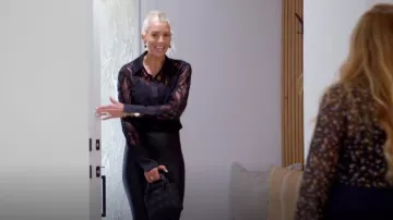 Camisa de encaje de manga larga Simkhai Candela usada por Heather Rae Young como se ve en The Flipping El Moussas (T02E04)