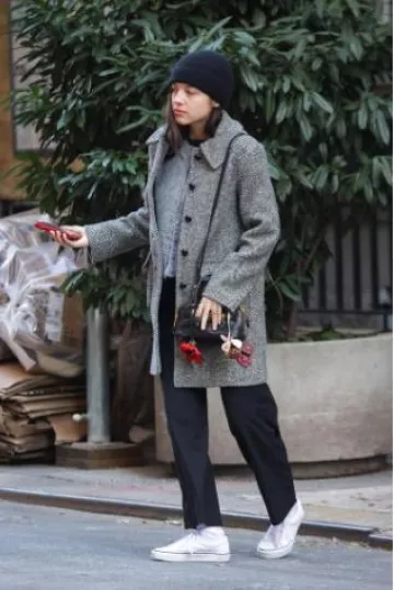 Bonnet en tricot Brandy Melville porté par Olivia Rodrigo à New York le 19 janvier 2025