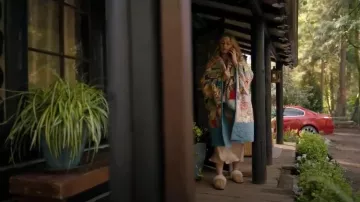 Zapatillas UGG Brown Suede Scuffette II usadas por Melinda Monroe (Alexandra Breckenridge) como se ve en Virgin River (S06E05)