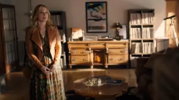 Bandolera de cuero Allsaints Half Moon usada por Melinda Monroe (Alexandra Breckenridge) como se ve en Virgin River (S06E05)