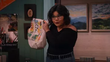 Bolso de mano Vans Eco Positivity usado por Isabella (Belissa Escobedo) como se ve en Happy's Place (T01E10)