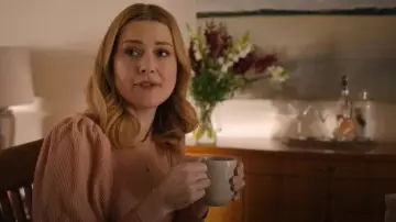 Camiseta de suéter Nation LTD Zia usada por Melinda Monroe (Alexandra Breckenridge) como se ve en Virgin River (S06E06)