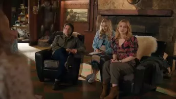 Vince Camuto Skylar Slouch Boot usada por Melinda Monroe (Alexandra Breckenridge) como se ve en Virgin River (S06E06)