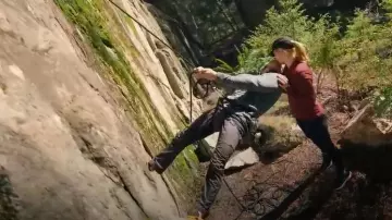 En las zapatillas Cloudnova usadas por Melinda Monroe (Alexandra Breckenridge) como se ve en Virgin River (S06E06)