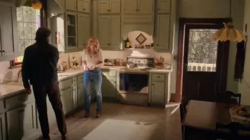 Blusa Sezane Emma usada por Melinda Monroe (Alexandra Breckenridge) como se ve en Virgin River (S06E07)