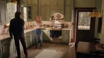 Blusa Sezane Emma usada por Melinda Monroe (Alexandra Breckenridge) como se ve en Virgin River (S06E07)