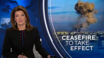 Blazer en laine à simple boutonnage Versace porté par Norah O’Donnell tel qu’on le voit dans CBS Evening News le 17 janvier 2025