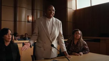 Golden Goose Rear Slit Double-S Dinner Jacket usado por Henrietta 'Hen' Wilson (Aisha Hinds) como se ve en 9-1-1 (S08E04)