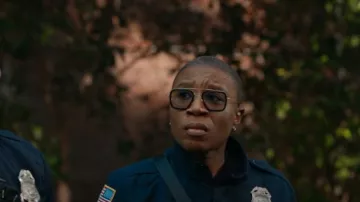 Gafas de sol Dita Eyewear Flight 006 usadas por Henrietta 'Hen' Wilson (Aisha Hinds) como se ve en 9-1-1 (S08E04)