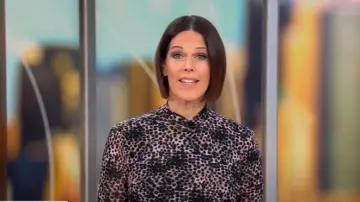Haut Diane von Furstenberg Remy en Ink Dots Small Lavender Pink porté par Dana Jacobson tel qu’on le voit dans CBS Mornings le 19 janvier 2025