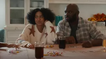 Rails Zoey Star Intarsia Pull en coton mélangé porté par May Grant (Corinne Massiah) comme on le voit dans 9-1-1 (S08E05)