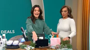 Sweat-shirt Athleta Easy Fleece Crew porté par Adriane Kiss tel qu’on le voit dans CBS Mornings le 19 janvier 2025