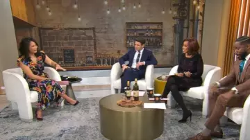 Robe midi à col en V florale Sam Edelman portée par Nancy Chen, vue dans CBS Mornings le 21 janvier 2025