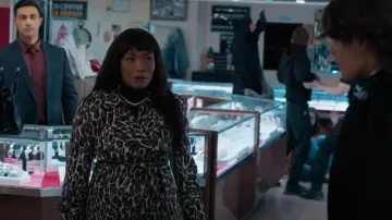 Theory Gabardina relajada en lana de leopardo elástica usada por Athena Grant (Angela Bassett) como se ve en 9-1-1 (S08E07)