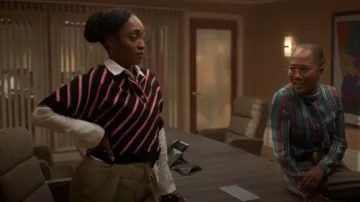 Polo de rayas de punto Essentiel Antwerp Farfalla en negro/rosa neón/caqui en Multi usado por Faith Mitchell (Iantha Richardson) como se ve en Will Trent (S03E03)