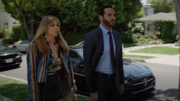Unreal Fur Rhapsody Striped Cropped Jacket portée par Morgan Gillory (Kaitlin Olson) comme on le voit dans High Potential (S01E10)