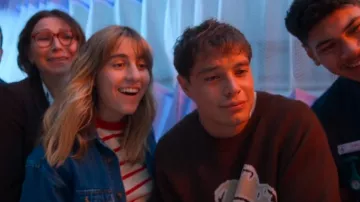 Chemise classique Rollas portée par Olympia 'Oly' Chalmers-Davis (Nathalie Morris) comme on le voit dans Bump (S05E07)