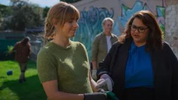Haut Oxford Rosie porté par Olympia 'Oly' Chalmers-Davis (Nathalie Morris) comme on le voit dans Bump (S05E07)